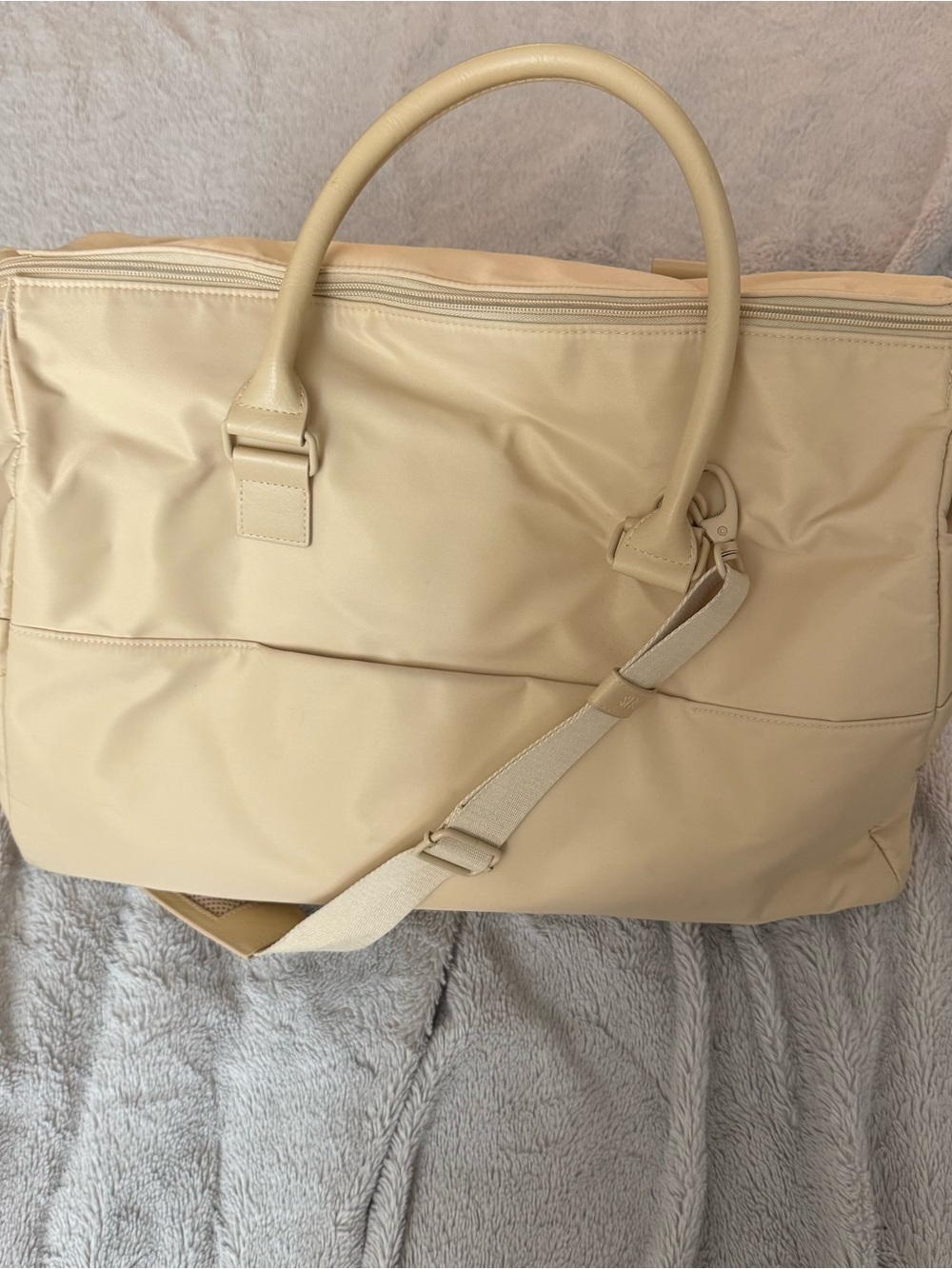 Beis Commuter Duffle in Beige - Picture 3 of 8